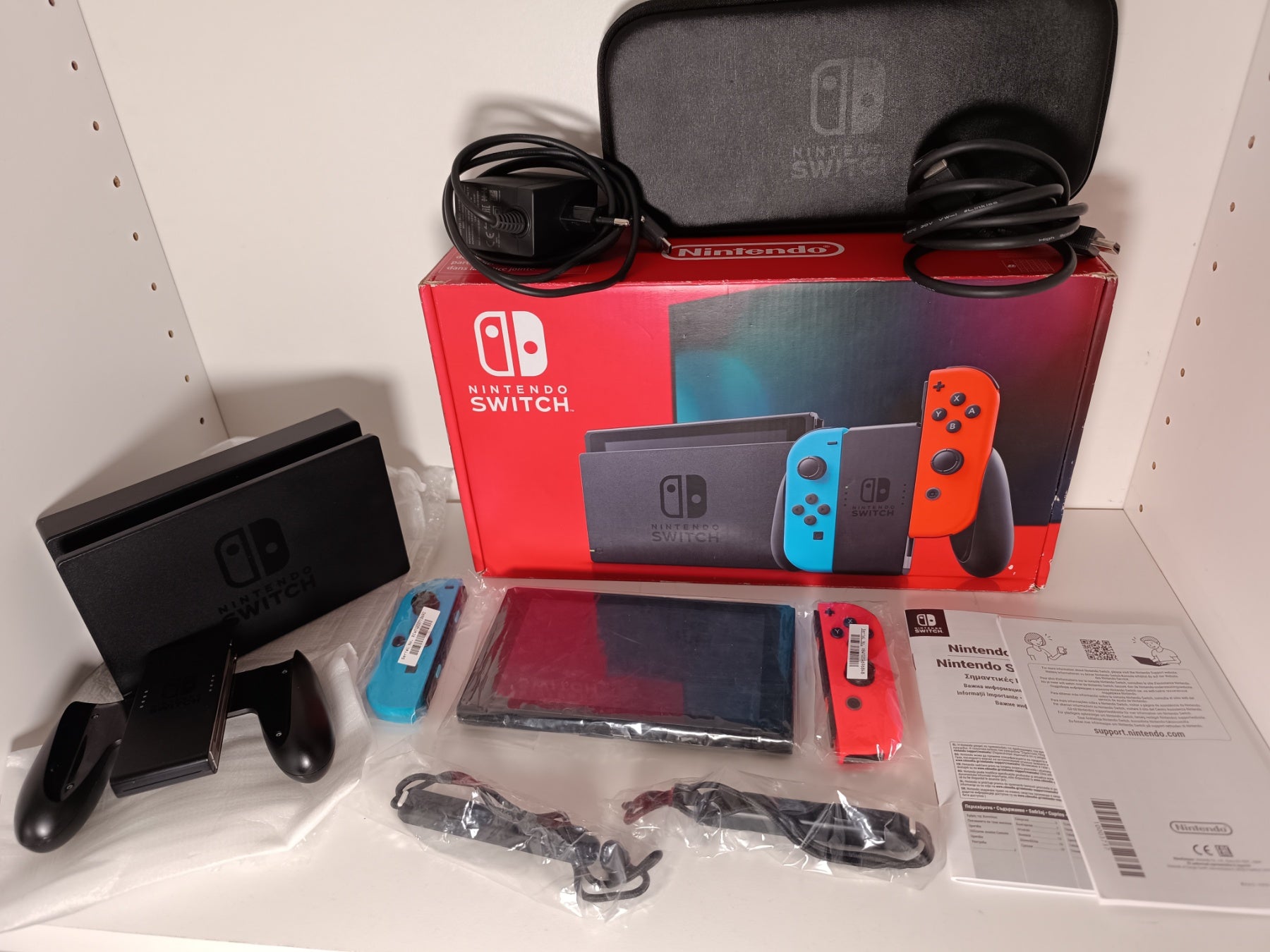 Nintendo Switch 32GB (2019 Edition) Red/Blue